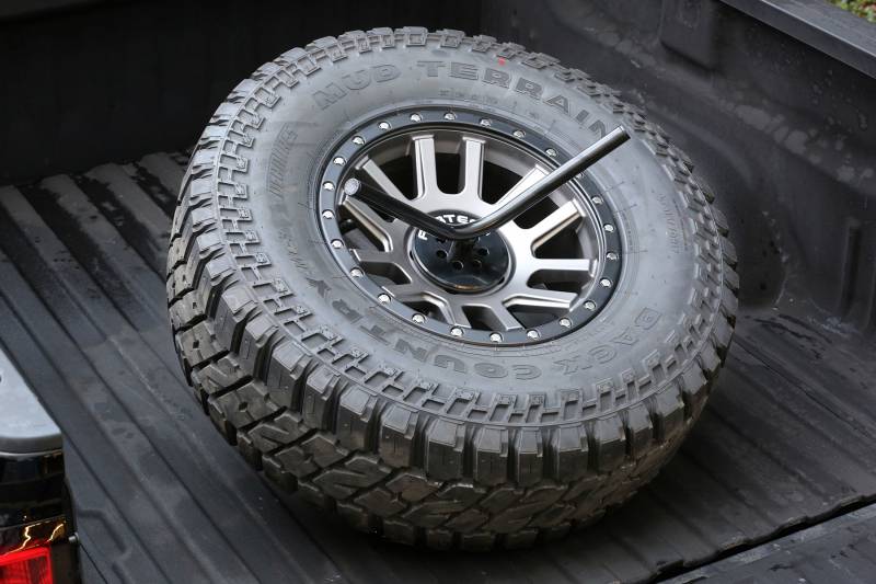 Fabtech Universal Spare Tire Flat Mount FTT10001BK