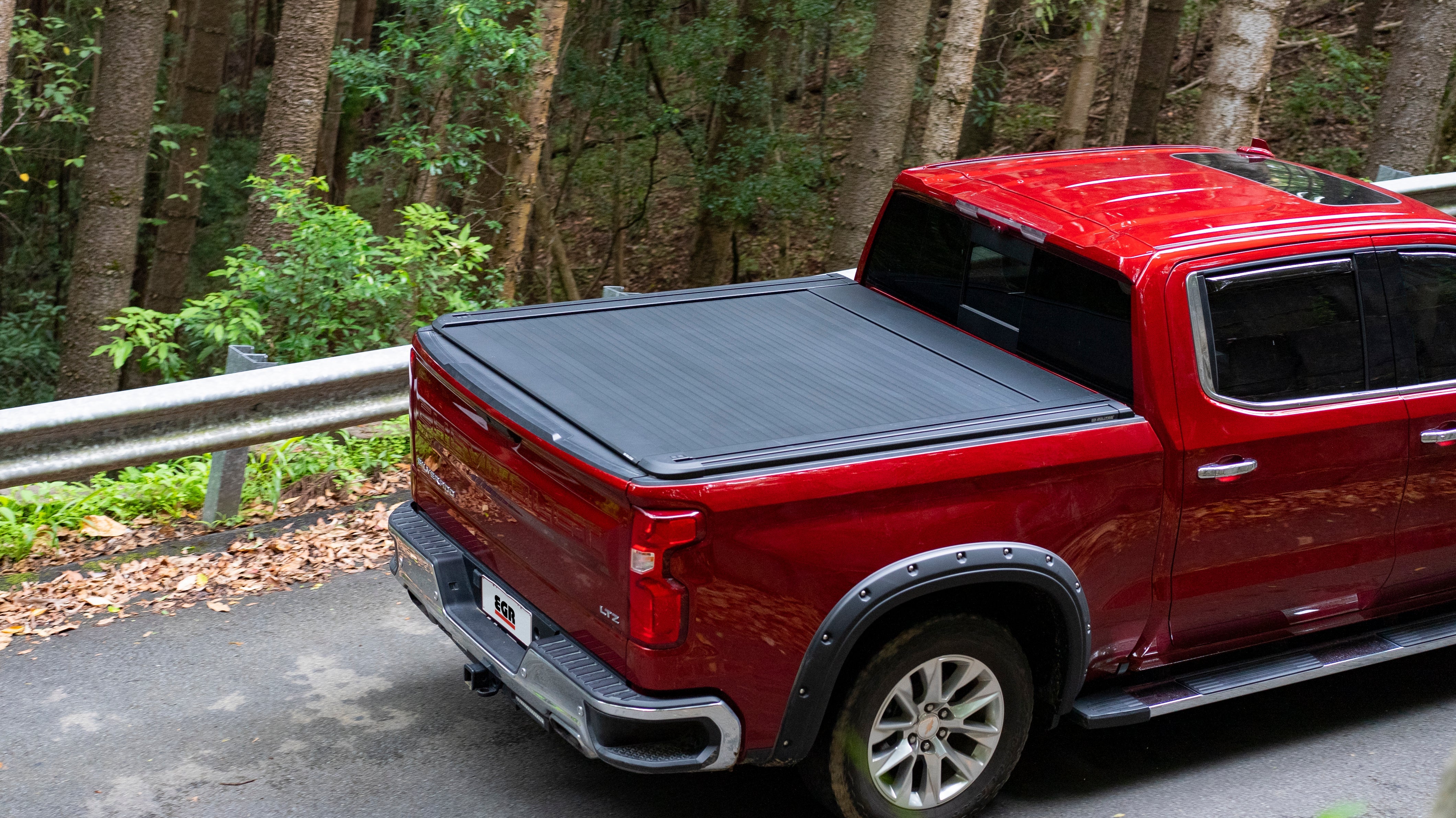 EGR 2019-2024 Chevrolet Silverado 1500 GMC Sierra 1500 Short Box Non HD Rolltrac Power Retractable Bed Cover RT039603E